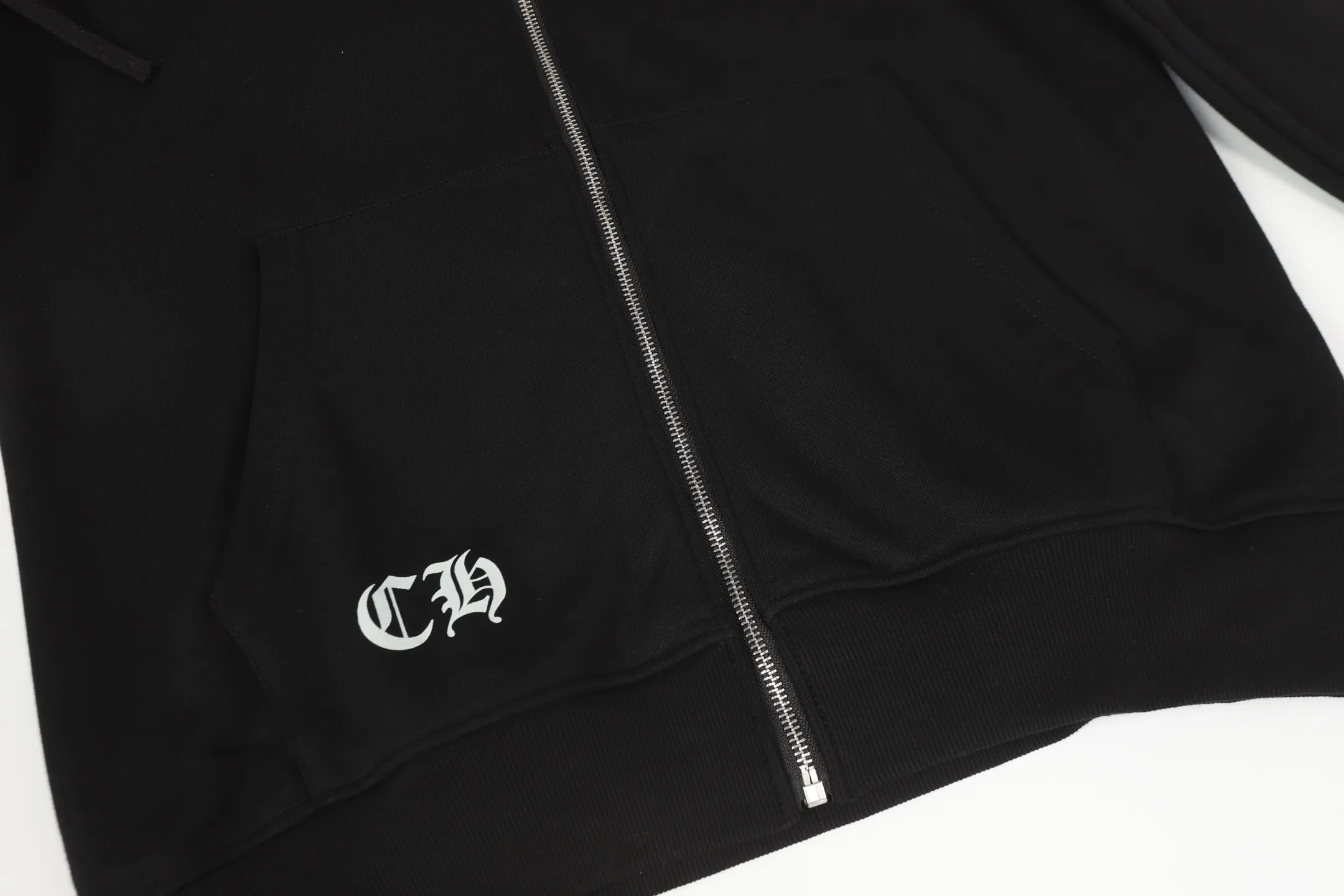 P250 cross-border model, please do not place an order if you are pursuing quality - Chrome Hearts/Chrome Hearts Colorful Cross ✝️ Printed zipper sweatshirt cardigan jacket - High weight, high density and high quality. The wool is soft, delicate and skin-friendly. It feels soft and silky. It has excellent warmth and skin-friendly properties - Custom-woven and dyed, no color difference. No matter the fabric or workmanship details, it beats the ordinary version on the market - Hardware zipper accessories are all customized, full of details - Color: black white -Size: S M L XL